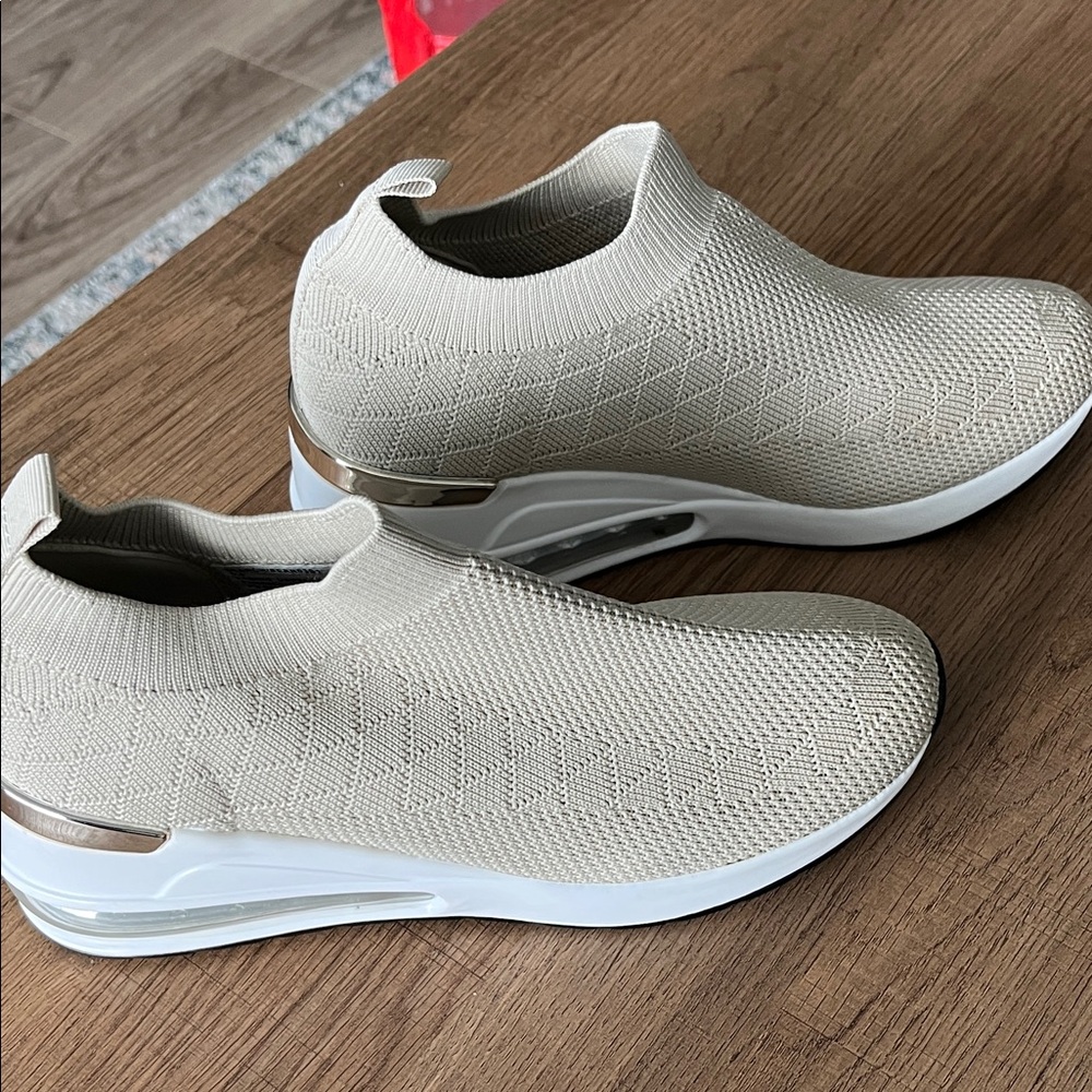 Steve Madden Beige Knit Slip-On Sneakers NWT size 5.5